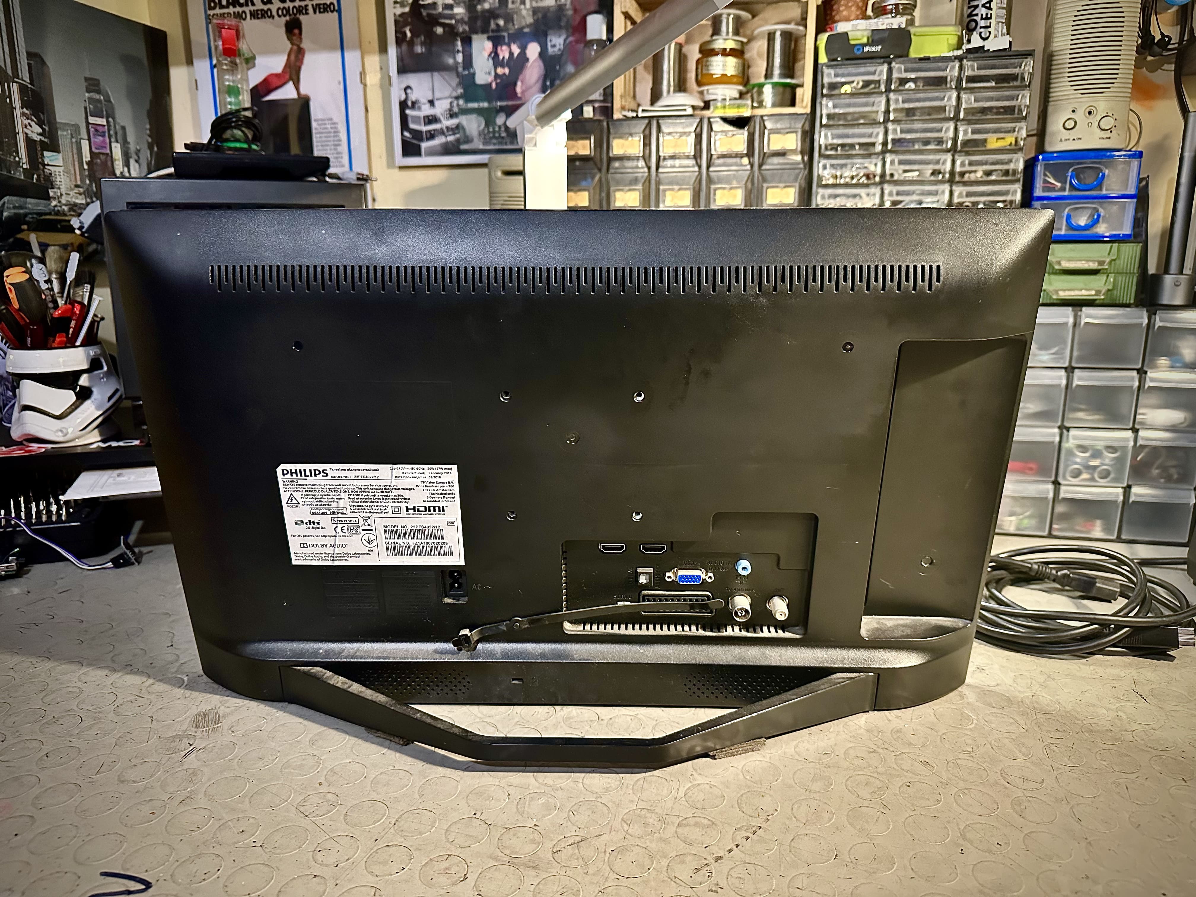 Vista posteriore del TV Philips 22PFS4022 con etichetta modello e ingressi AV-HDMI durante fase di identificazione